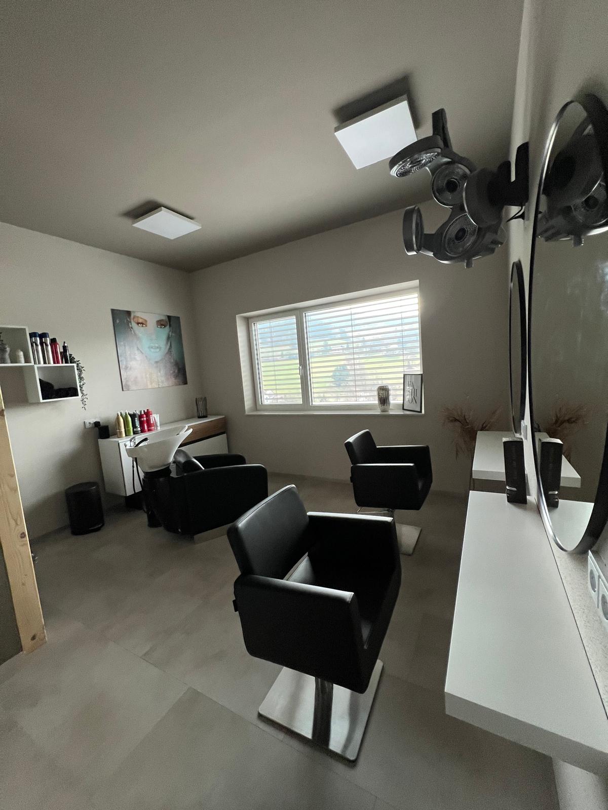 Salon Innenansicht – Frisierstühle