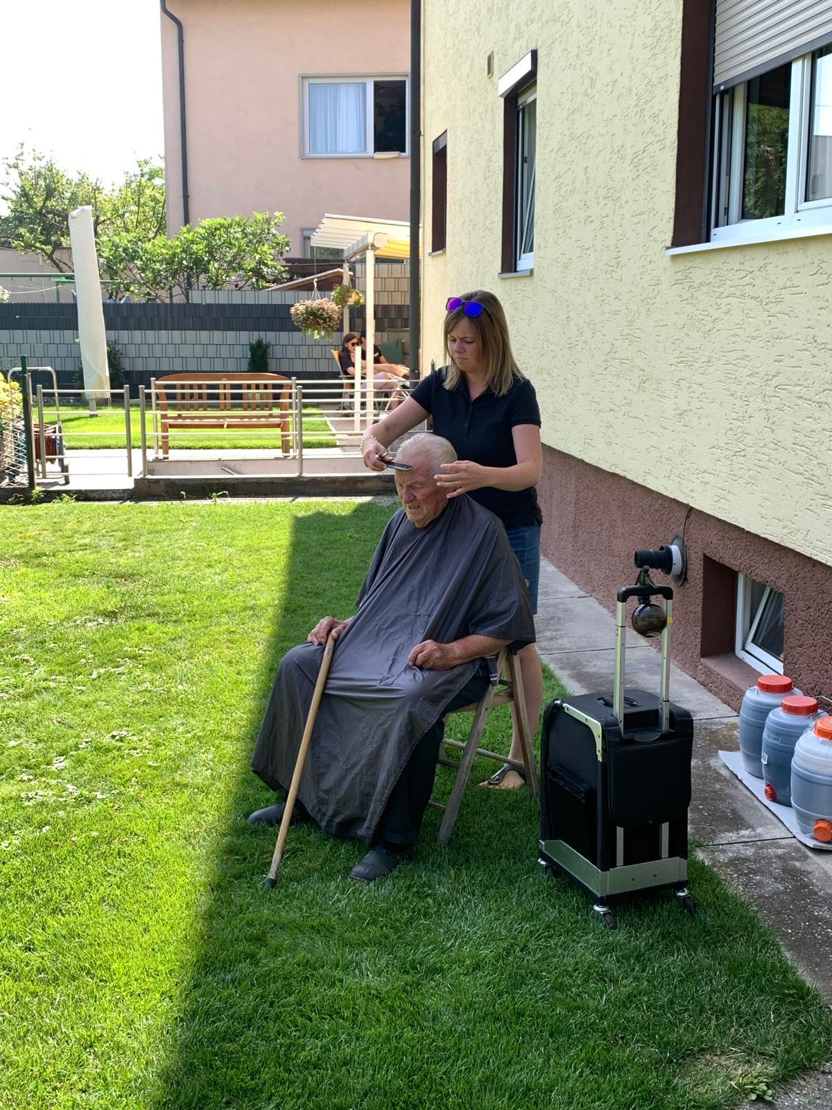 Mobiler Friseurservice für Senioren